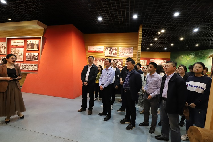 張愛萍在方巷史料陳列館5.jpg