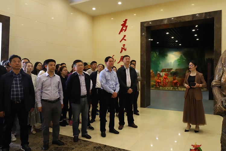 張愛萍在方巷史料陳列館2.jpg